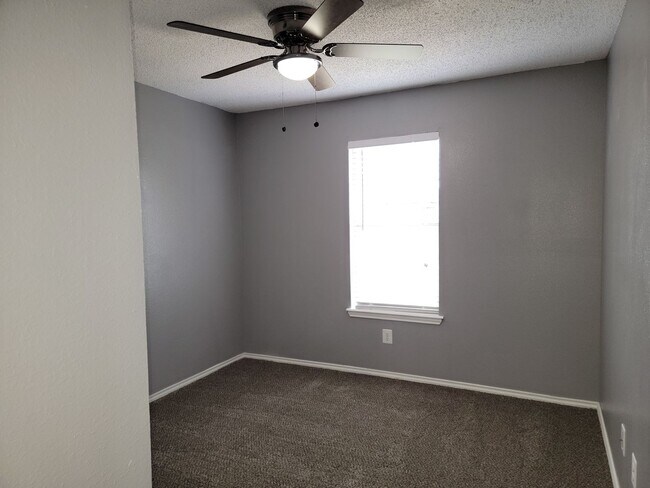 Building Photo - 3/2/2 in South Pointe with Lots of Features