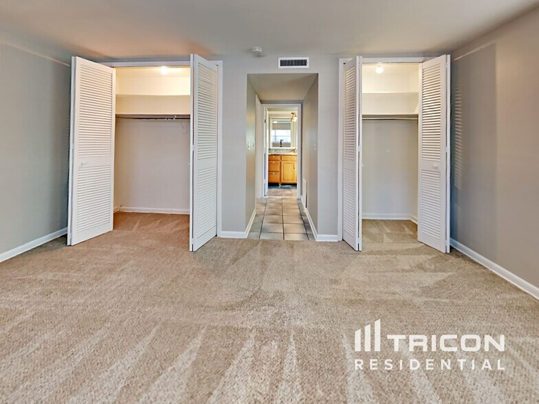 Building Photo - 7102 Woodfield Dr