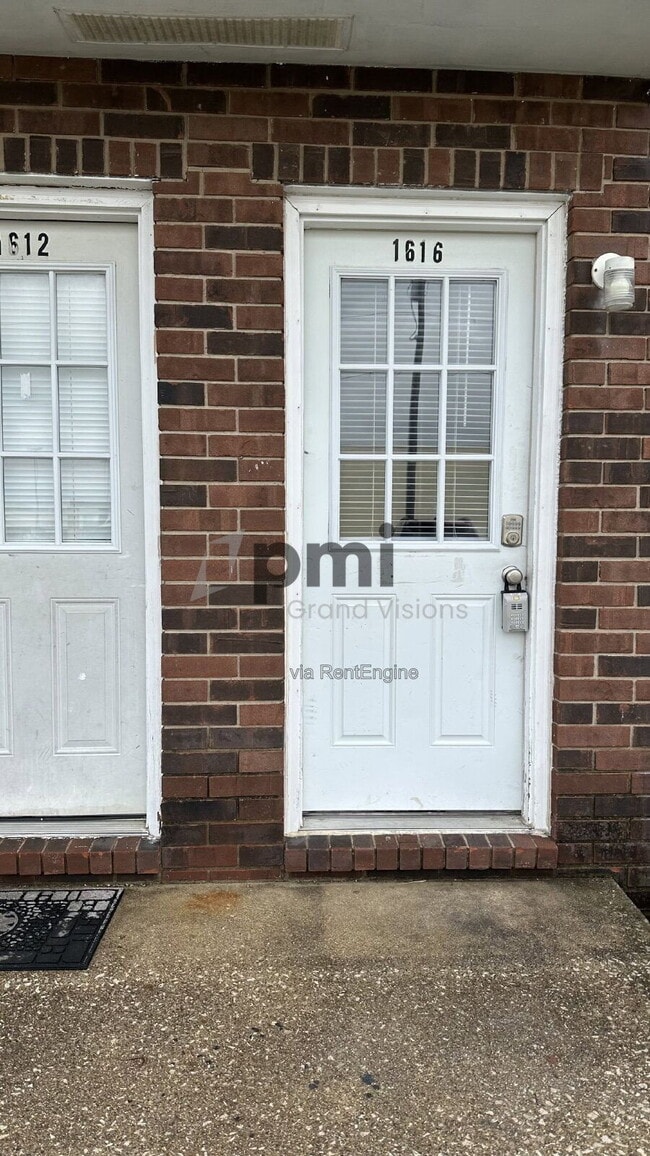 Building Photo - 1616 University Dr