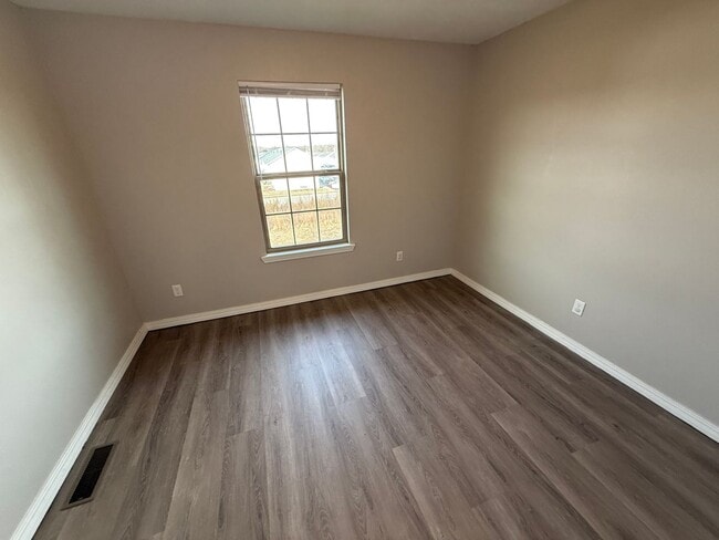 Building Photo - 3363 S Hillcrest Ave