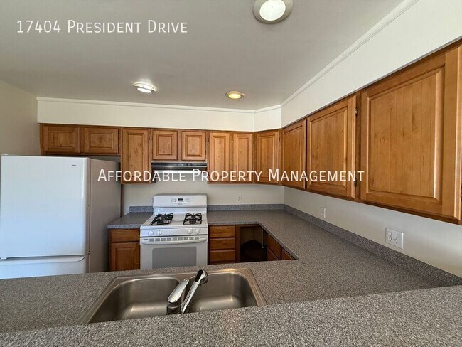 Building Photo - 17404 President Dr