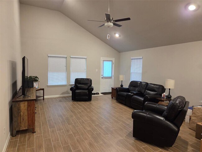 Primary Photo - 208 Comet Pointe Dr