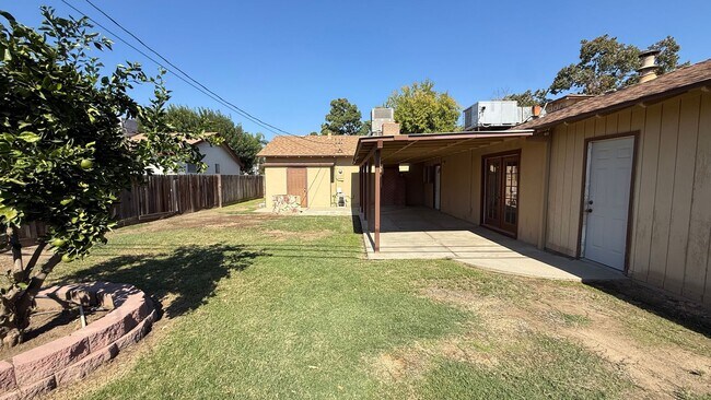 Building Photo - ***JUST REDUCED!!!*** 5-Bedroom Family Home with Large Yard & Prime Location in Visalia