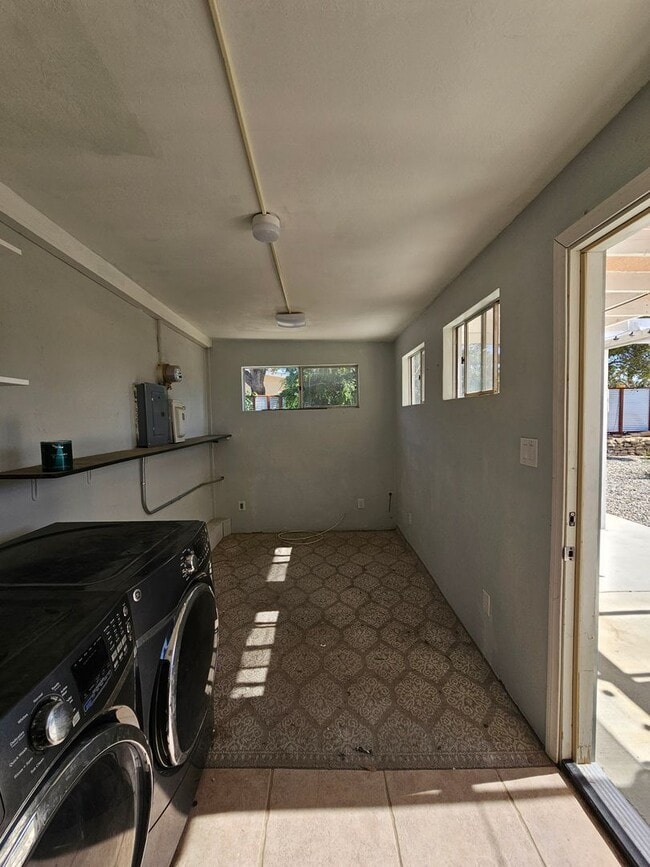 Building Photo - 2 Bedroom 2 Bathroom fully electric house ...