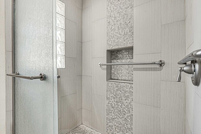 Building Photo - 5534 Loch Lomond Dr