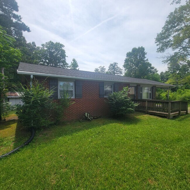 Building Photo - 3/1 Brick Ranch-Cookeville City-Carport