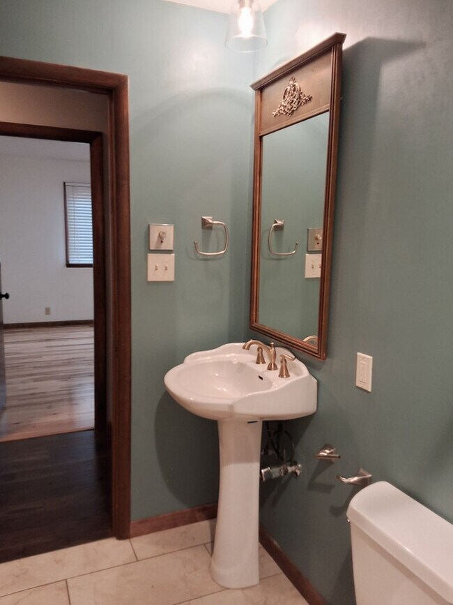 Building Photo - Oak Ridge 37830 - 4 bedroom 2.5 bath - call Sharon Arnwine 865-313-7215