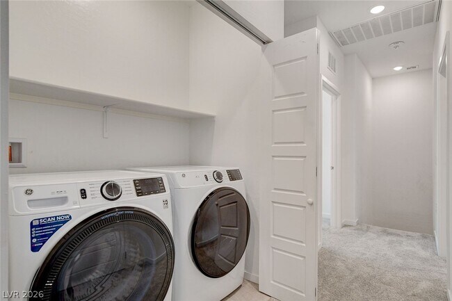 Building Photo - 5730 Sky Pointe Dr
