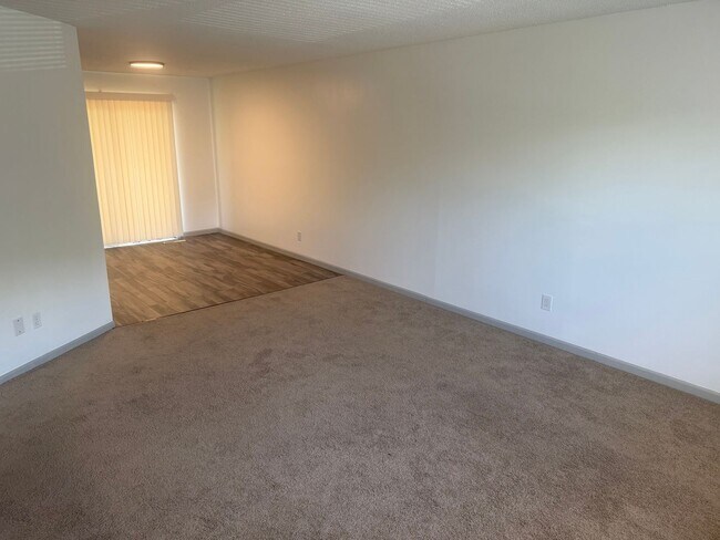 Building Photo - 431 Maple Grove Way