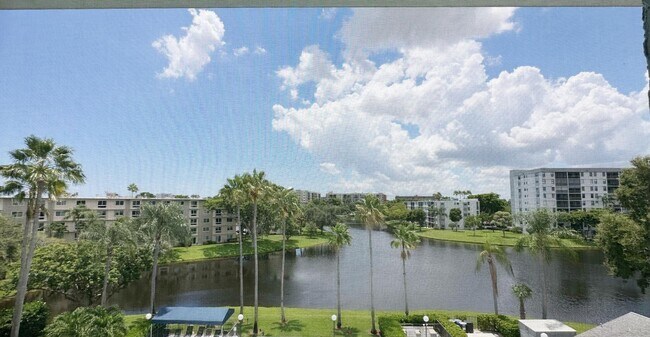 Building Photo - 2220 N Cypress Bend Dr