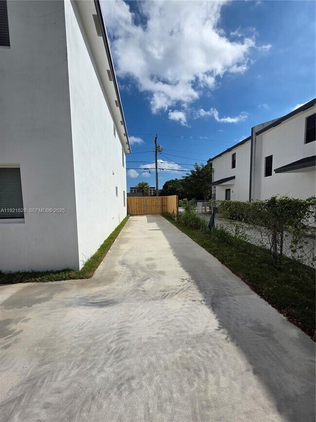 Building Photo - 21210 SW 119th Ave