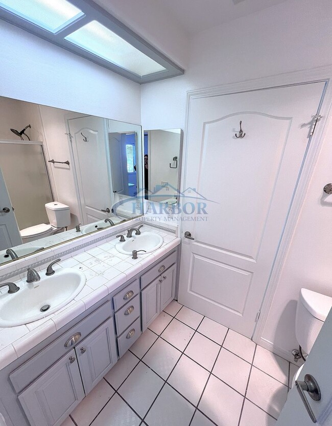 Building Photo - 3507 S Kerckhoff Ave