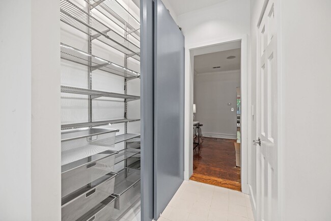 Building Photo - Gorgeous, Spacious 4BR with Updated Kitche...