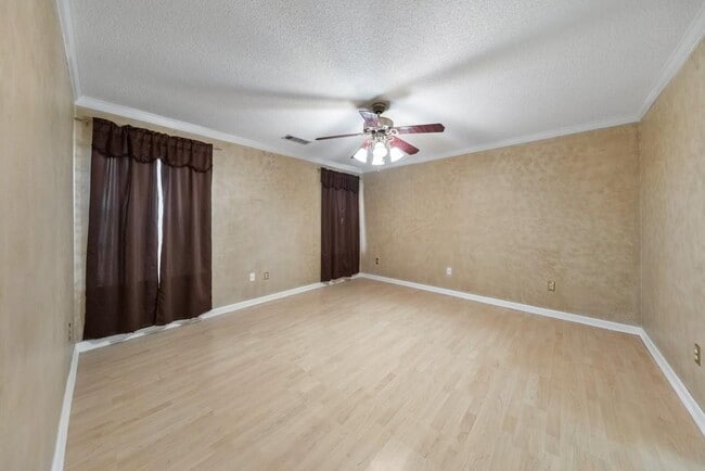 Building Photo - 2025 Baramore Oaks Dr