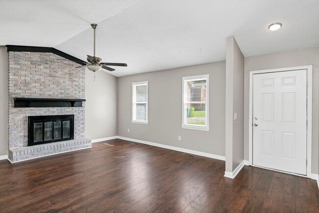 Building Photo - Beautifully Renovated 3-Bedroom Home in Co...