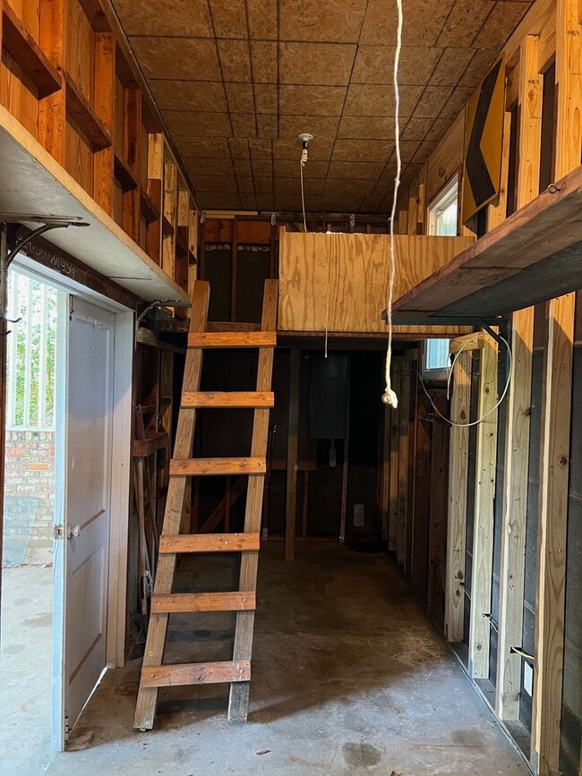 Building Photo - Brick home 3 bed and 2 bath