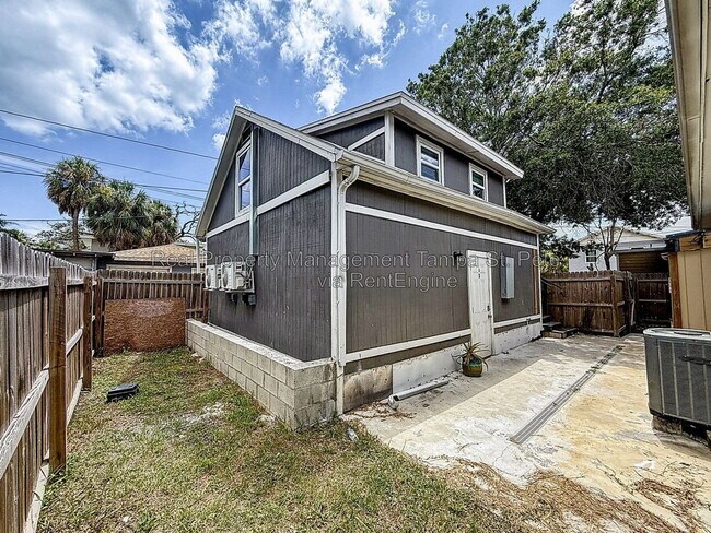 Building Photo - 618 17th Ave S