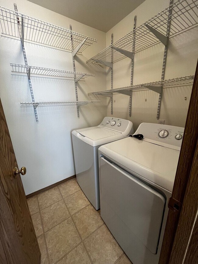 Building Photo - Gorgeous House in a Family-Friendly neighb...