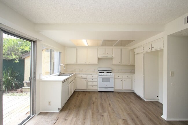 Building Photo - Coming Soon – Charming 3-Bedroom Townhome ...