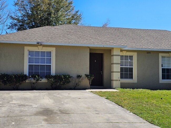 Building Photo - COMING SOON!   CUTE!  3 BEDROOM / 2 BATH - HALF DUPLEX (DELTONA)