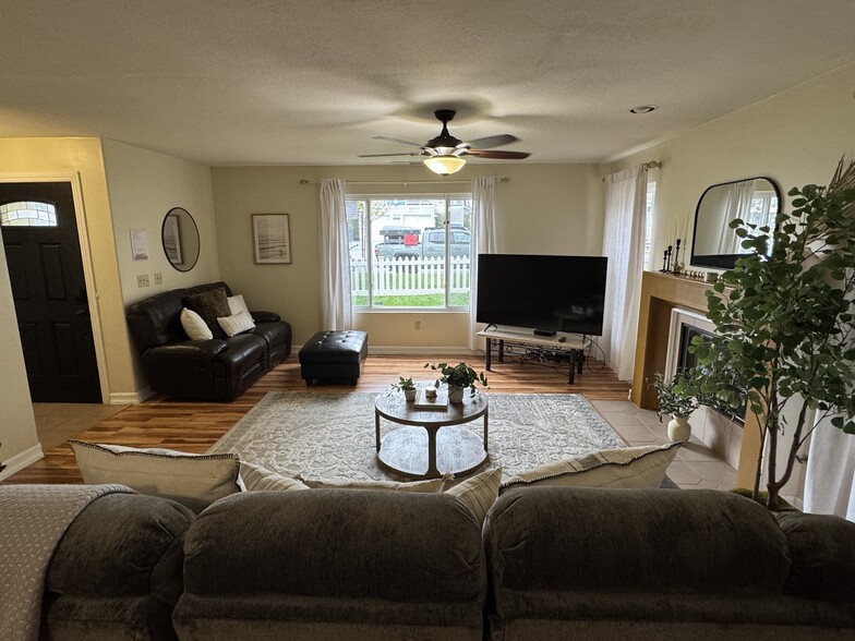Living room - 1139 Thomas Ave