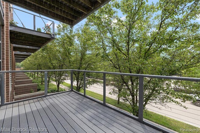 Building Photo - 333 E Parent Ave