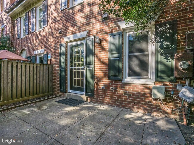 Building Photo - 1128 N Taylor St
