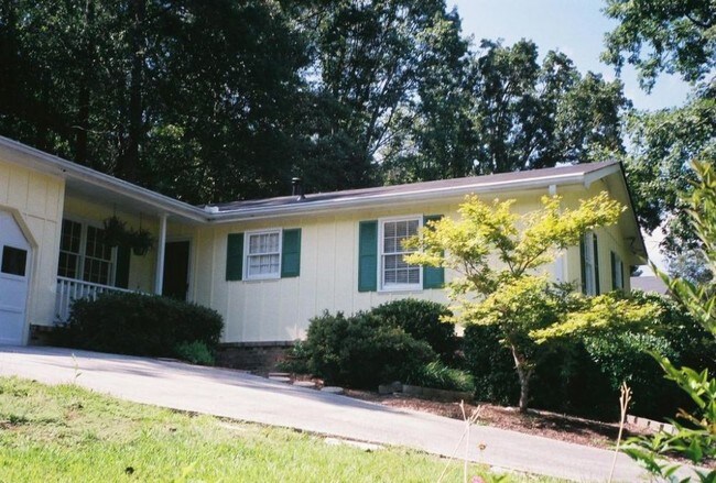 Building Photo - 205 Pinetree Dr