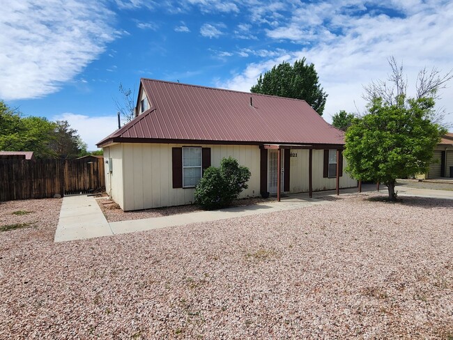 Building Photo - 2 Bedroom Home Located in Bloomfield