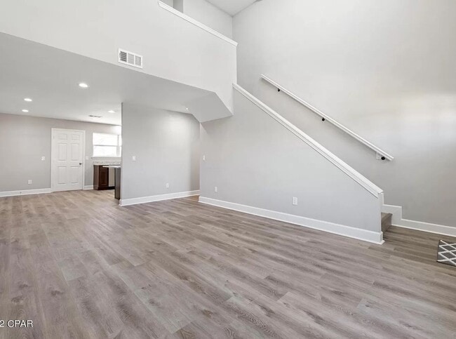 Building Photo - Beautifully Renovated 3B/2Bth Townhome