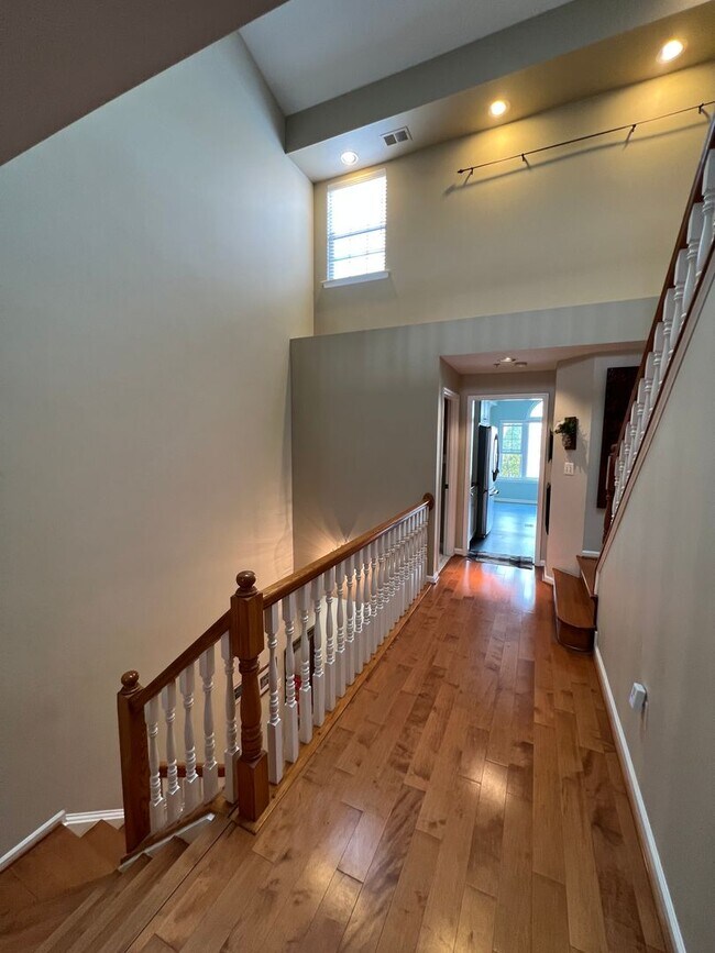 Building Photo - Stunning 2 bedroom and 3 Bathroom Townhome Style Condo / w Pool