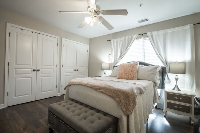 Building Photo - Woodlands Unit 237 - Available NOW