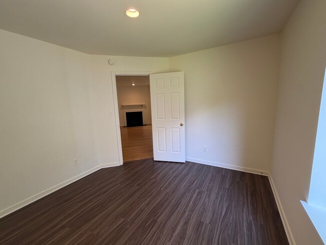 Building Photo - 1250 Clifden Green