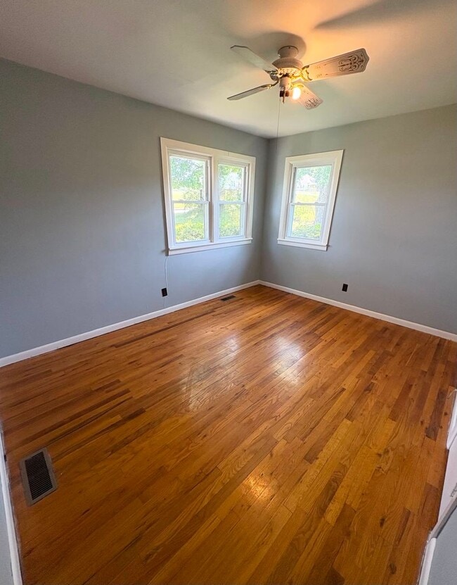 Building Photo - Clean Cozy Home!