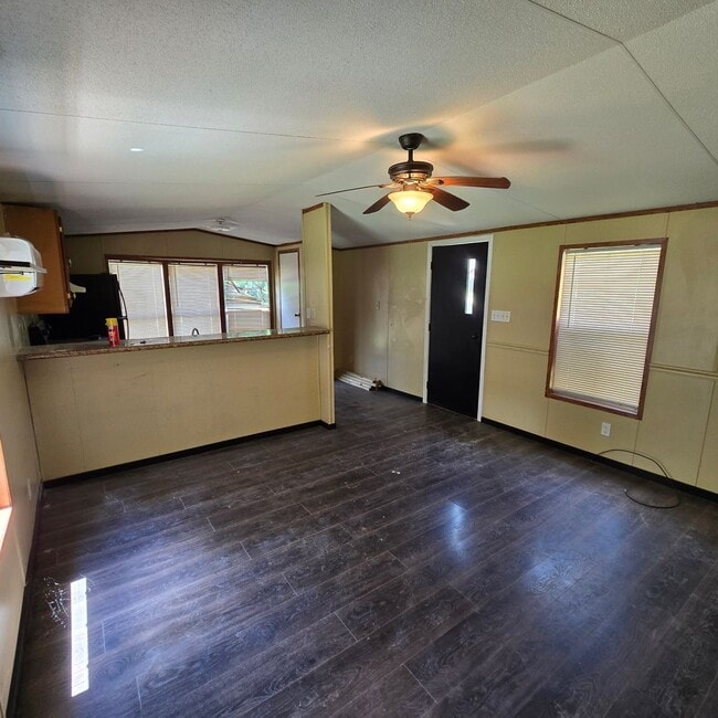 Building Photo - City Charm and Country Livin' 2/1 Mobile Home in West Batesville