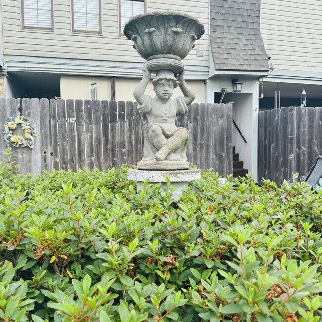 Building Photo - Welcome to your new 2 Bedroom Townhome located at Maison Helena Townhomes.