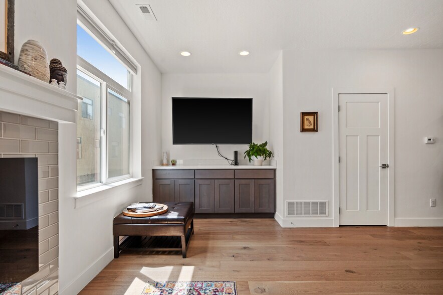 Main Floor TV - 1421 E Komenda Way