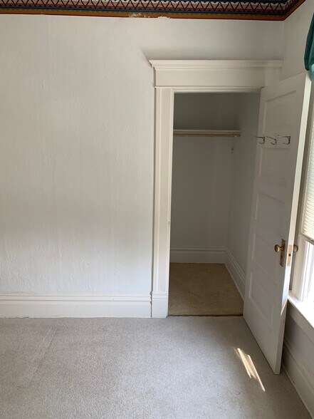 Building Photo - 800 W Broadway St