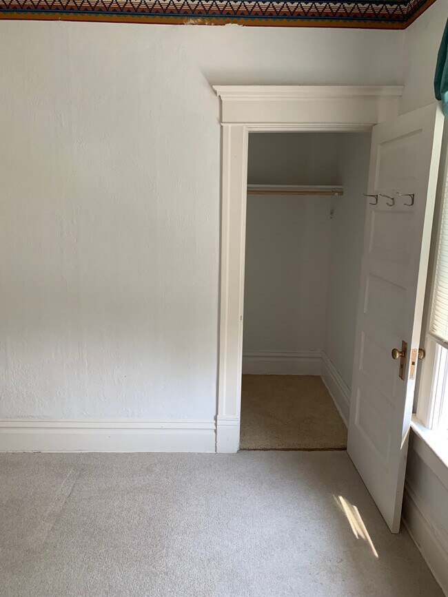 Building Photo - 800 W Broadway St