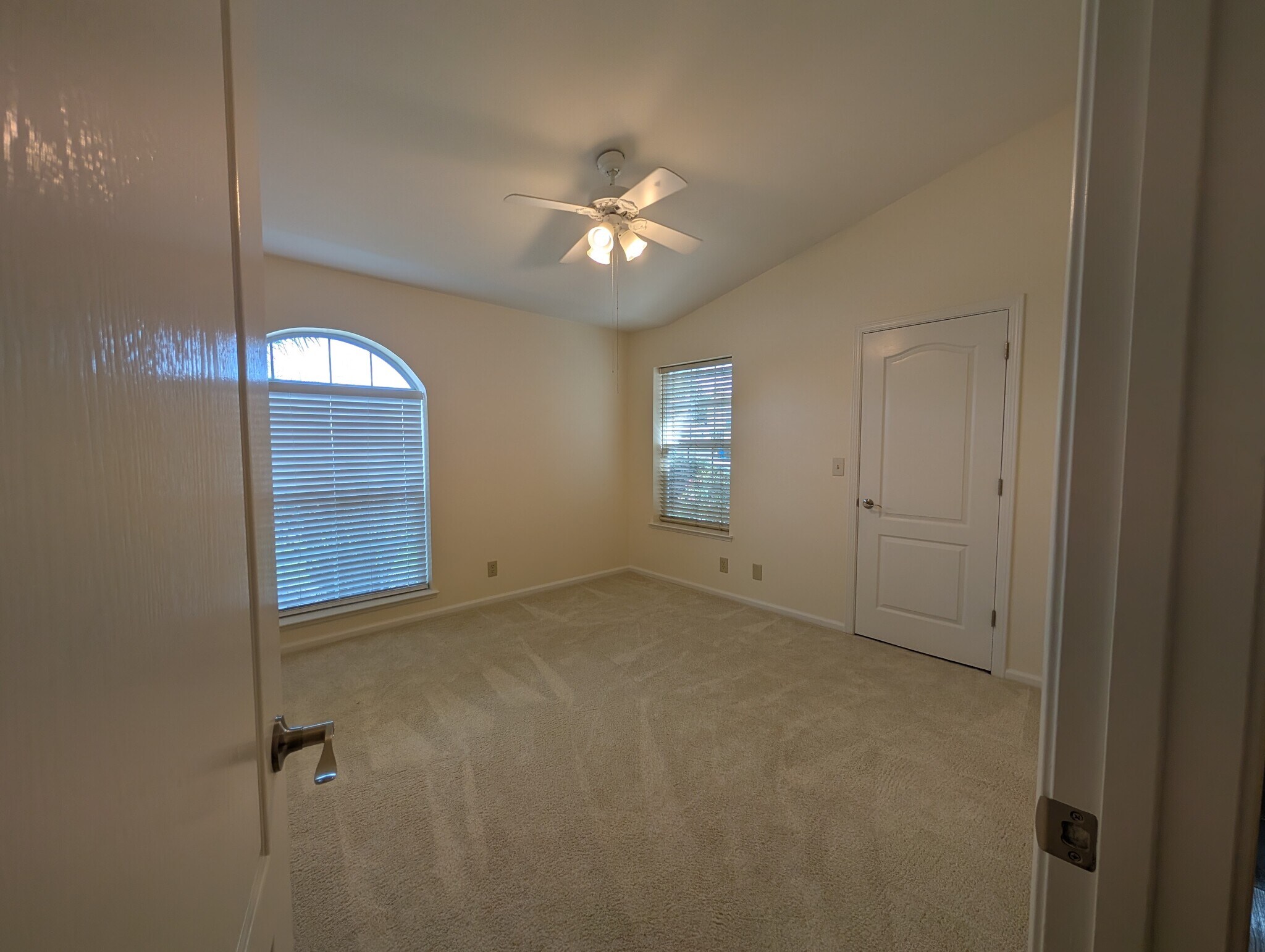 Building Photo - 520 Bobbys Ln