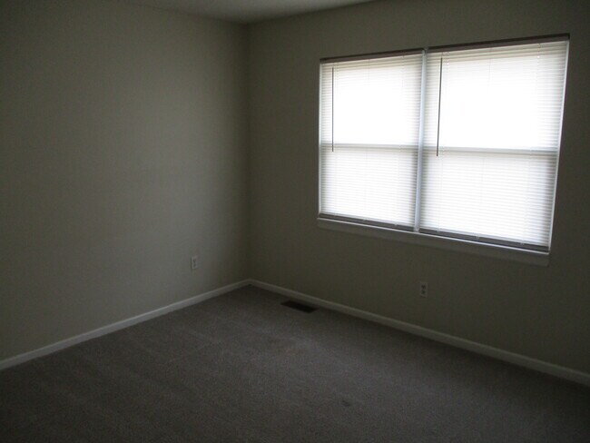 Building Photo - 1039 E Huntington Pl