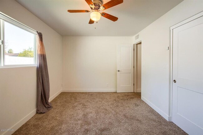 Building Photo - 3140 E Glenrosa Ave