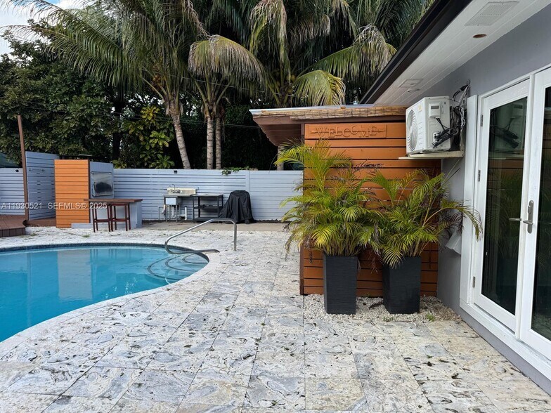 Building Photo - 985 NE 115th St