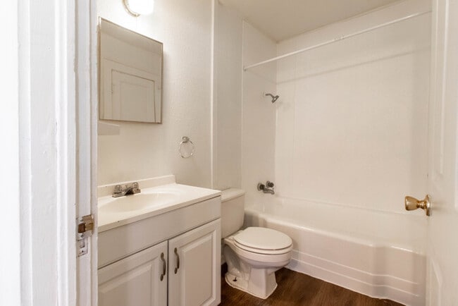 Building Photo - 2506 N Elm St