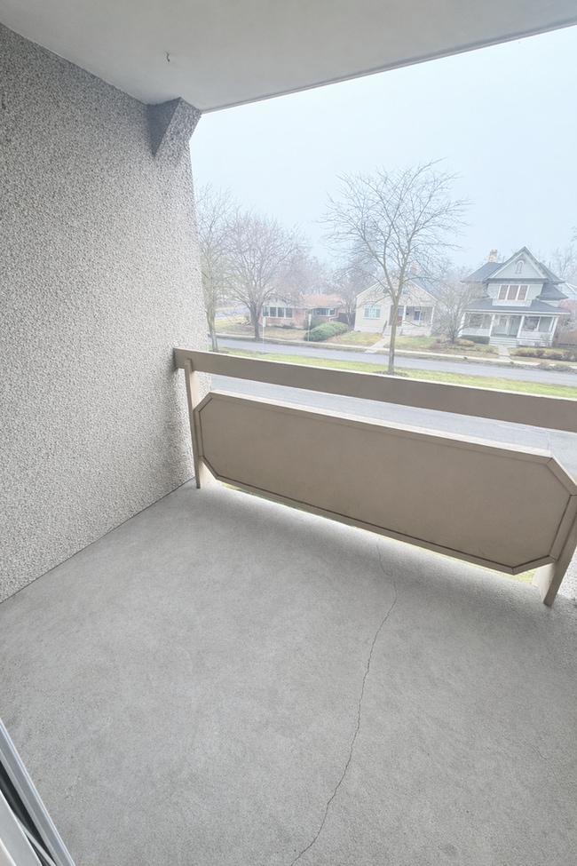 Building Photo - 512 E Mission Ave