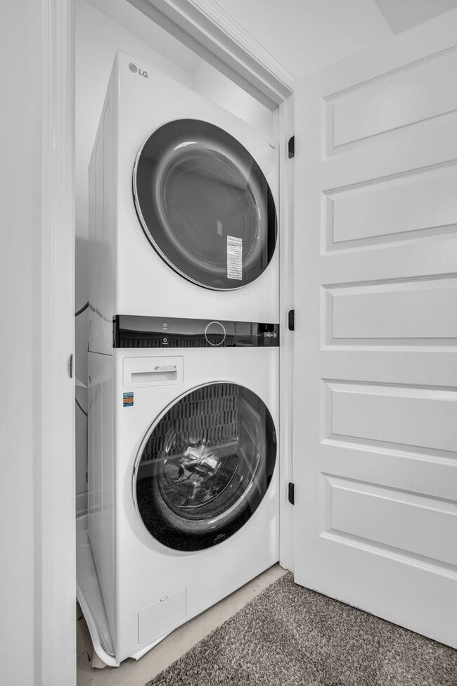 Building Photo - Modern Living in Bellevue