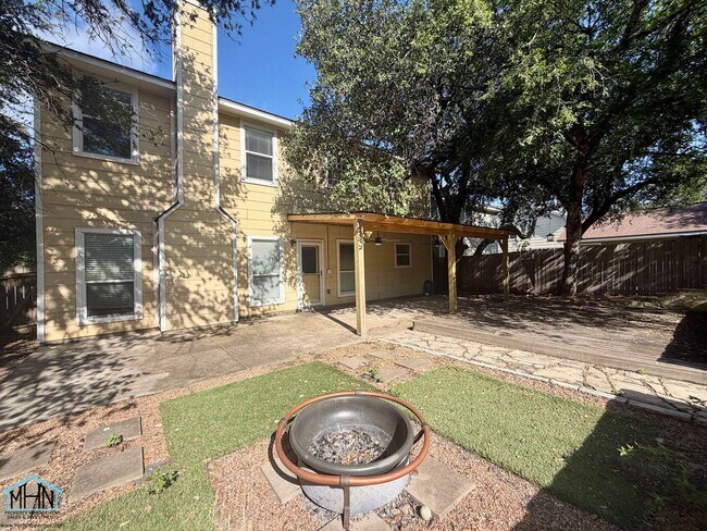 Building Photo - 518 Willow Grove Dr