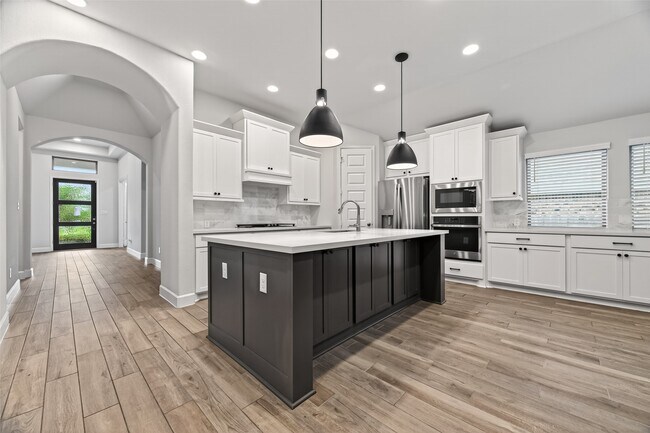 Building Photo - 302 Sky Top Dr