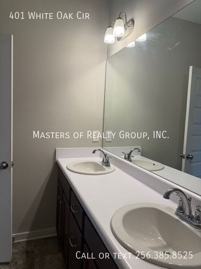 Building Photo - 401 White Oak Cir
