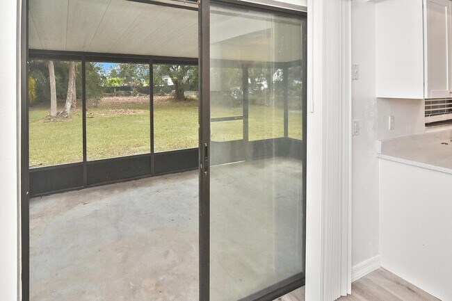 Building Photo - 1202 E 7th St